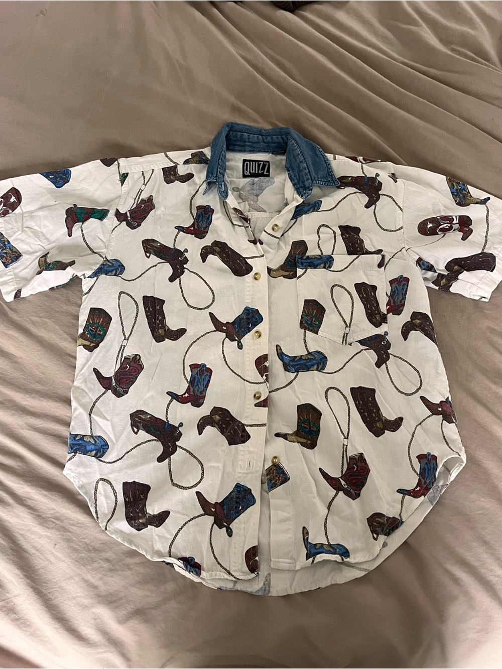 Quizz Men’s White Short-Sleeve Button-Down Shirt with Cowboy Boot Print